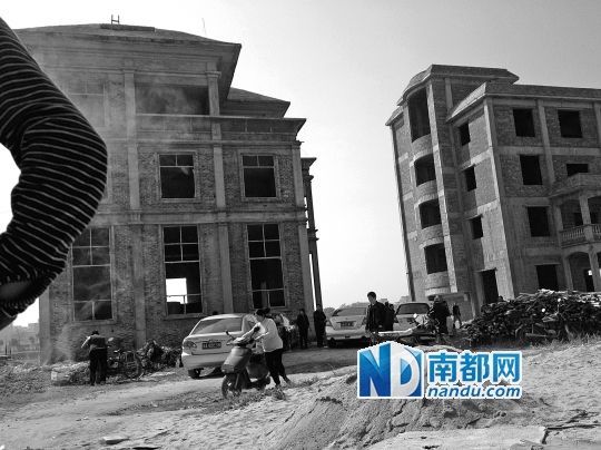 兩棟被舉報的違建樓下昨日一度聚集了超過百人，城管離開后逐漸散去。南都記者張志韜實習(xí)生宋超攝
