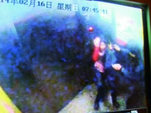 男子尾隨侯某進(jìn)入電梯。