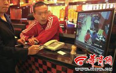 昨日，李女士展示從火鍋店抱回的火鍋，內(nèi)有濕巾