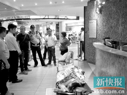 昨日，劉姐的行為引來眾人圍觀，警方再次到場進行調(diào)解。