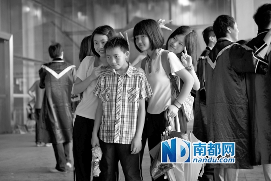 6月22日上午,楊六斤參觀深圳大學(xué)科技樓,雖然來到康橋書院才兩星期,但他卻已經(jīng)融入了同學(xué)們的生活中。</p><p>　　