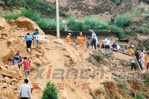昨日，公安、消防人員在事故現(xiàn)場搜救