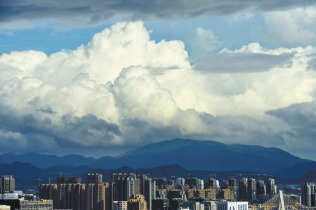 昨天，寧波出現(xiàn)了藍(lán)天白云的天氣，能見(jiàn)度非常好。記者徐佳偉攝