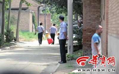 昨日，西安市閻良區(qū)譚家村，警方在事發(fā)的孫某家里勘查現(xiàn)場后，將提取的物證帶走 記者 黃利健 攝