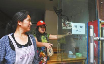 8月14日，市民志愿者體驗(yàn)城管執(zhí)法招呼商家不要亂張貼。