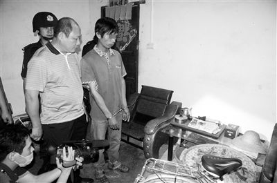 今年8月，我國內(nèi)地發(fā)生多起單身女性乘坐“黑車”后慘遭車主殺害的案件，被網(wǎng)友稱為“黑色8月”。