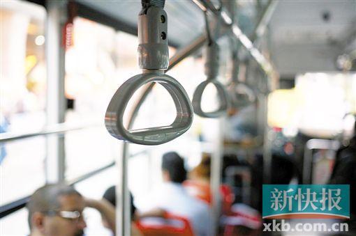 ■公交車上的拉環(huán)只是用來扶手的。新快報攝影記者祝賀/攝
