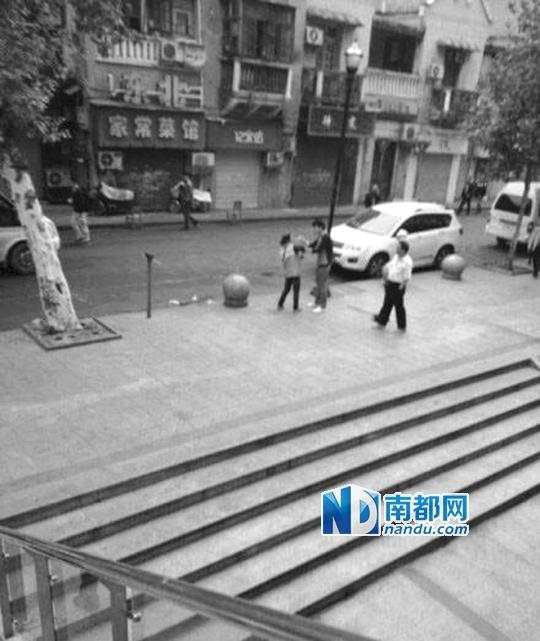10月18日，武漢一男子抓住環(huán)衛(wèi)工打耳光。