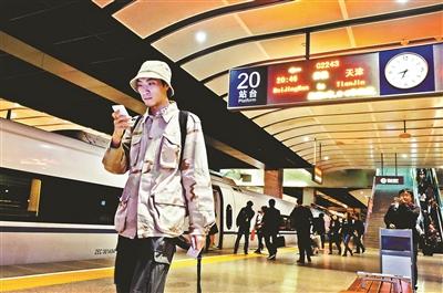 家住天津，在北京工作，呂先生每天乘坐京津城際列車上下班