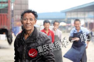 唐再海因為皮膚黝黑，工友們都打趣地稱呼他為“非洲人”。