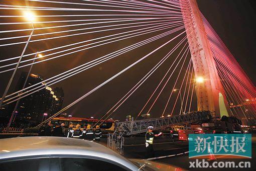 昨日深夜，橋上東側空出兩條車道用來救援。
