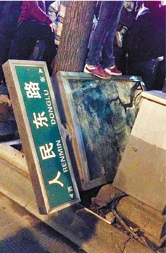 路牌都踩翻，還有人上了樹，城管不出手，也確實不大合適。