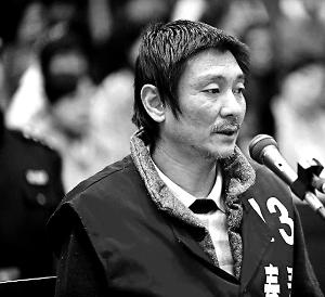 庭審時(shí)，鄭東稱自己想隨女兒一起去，請(qǐng)求法院判他死刑立即執(zhí)行