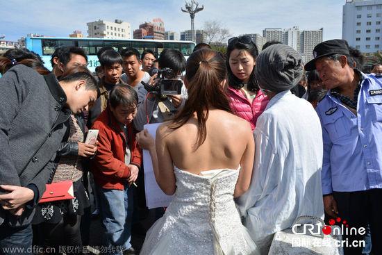 征婚引發(fā)民眾圍觀。