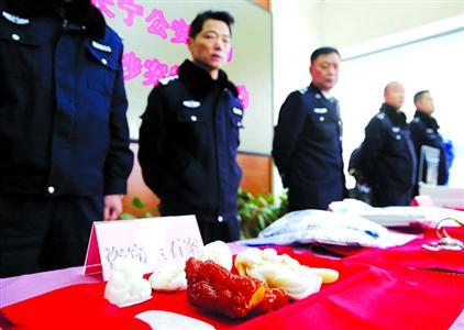 昨天，上海市公安局長(zhǎng)寧分局向管轄區(qū)內(nèi)市民發(fā)放被盜物品。