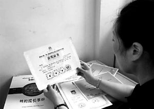 思念小寶的時候，李女士就一遍遍整理孩子留在家里的物品。