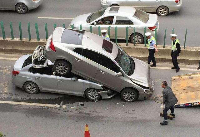 交警正在將兩車分開。
