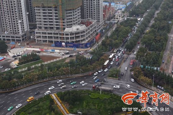 近日，不少通過陳楊寨轉(zhuǎn)盤的司機(jī)發(fā)現(xiàn)，4個(gè)方向的路口共新設(shè)了8個(gè)紅綠燈。