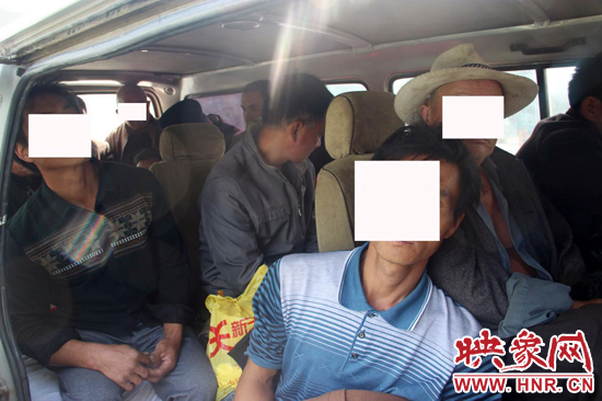 一輛8座的面包車竟然擠進17個人。