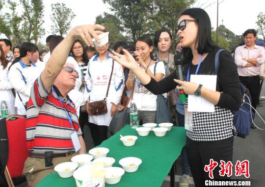 圖為外國友人品嘗揚州炒飯。