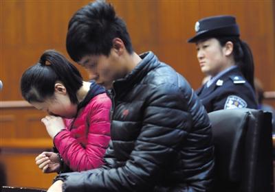昨日，因殺死自己的親生兒子，被告人王某受審，其男友喬某則因涉嫌幫助毀滅證據(jù)罪受審。