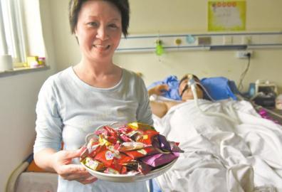 下周三兩人有望拿到結婚證，21日，喜氣洋洋的楊曉華已經(jīng)準備好了喜糖。