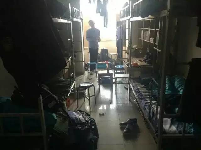 這個(gè)學(xué)校的男生宿舍火了！女同學(xué)都喊著要嫁