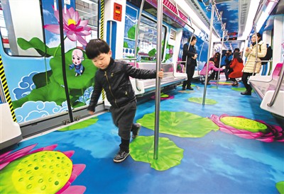 圖為試乘乘客流連忘返。