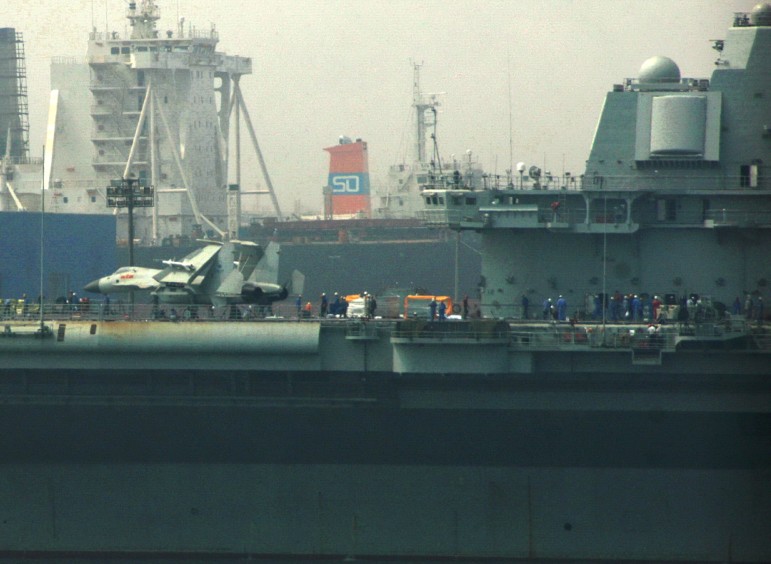 殲15戰(zhàn)機登上瓦良格號航母 或將進行艦載機試驗