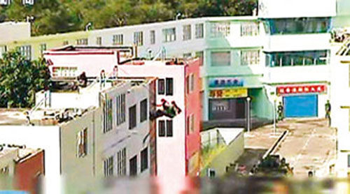 解放軍駐港部隊(duì)從屋頂游繩攻入建筑物。圖片來源：香港《文匯報(bào)》