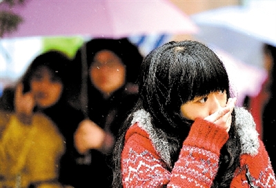 大學(xué)路附近，一位美女冷得縮起脖子。 晚報記者 馬健 圖