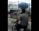 開掛民族騎車頭頂煤氣罐，原地?？?腳不離車 飄逸