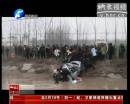 男子駕車(chē)墜河 消防緊急營(yíng)救