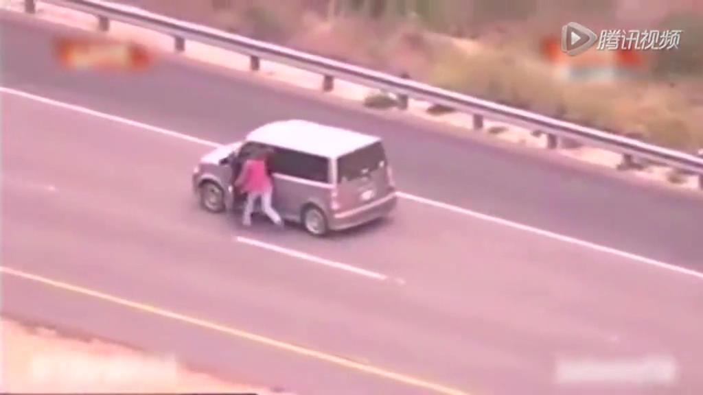 美國(guó)大媽與7輛警車飚車 360度掉頭挑釁警察