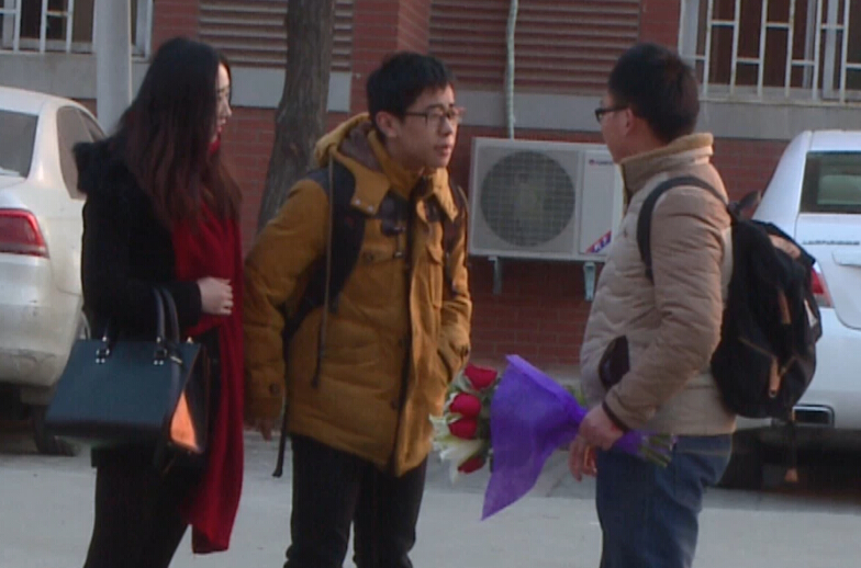 美女請你假裝其男友拒絕追求者，你會怎么辦？