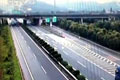 半掛車上掉落新車 駕駛員無(wú)察覺(jué)