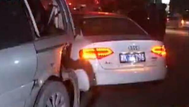 12車停路邊瞬間全報廢 咋回事？