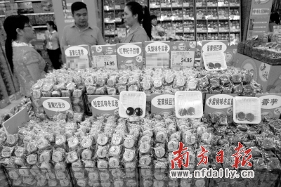 散裝月餅因其實(shí)惠的價(jià)格、豐富的口味而受到市民的青睞。