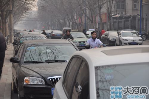 　業(yè)主將車停到經(jīng)一路上，給路人造成很大的不便