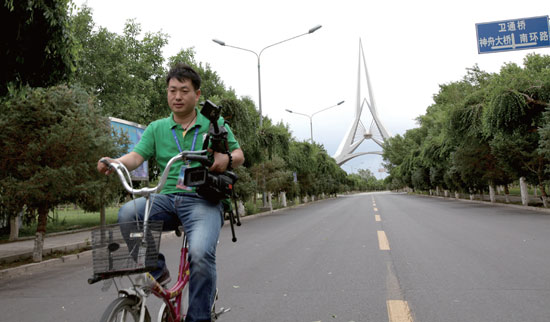 張國(guó)超借來(lái)自行車“奔赴”報(bào)道現(xiàn)場(chǎng)