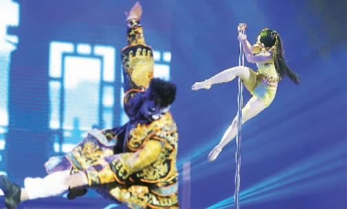 “鋼管舞娘”周文將鋼管舞和民族文化融合在一起，創(chuàng)意了一段《霸王別姬》的鋼管舞表演