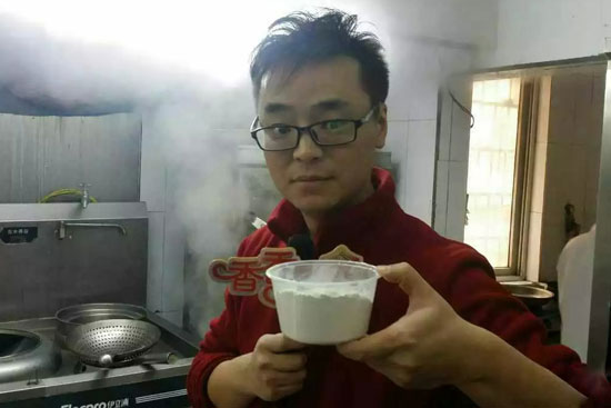 小飛手里端的是什么材料？