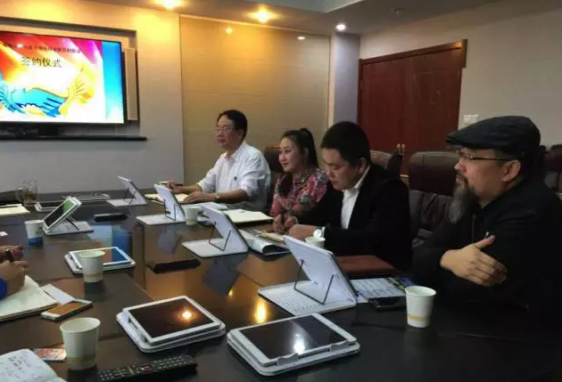從右至左依次為趙財(cái)神，雅購(gòu)供銷(xiāo)CEO許濤，農(nóng)團(tuán)聯(lián)盟創(chuàng)始人王婷。