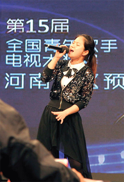 選手們演唱很賣力，要把最好的一面展現(xiàn)給評(píng)委