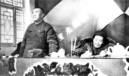 毛澤東、朱德在中共七屆二中全會(huì)上 圖片來(lái)自中央檔案館