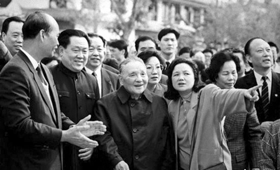 1992年，鄧小平南巡 圖片來(lái)自中國(guó)共產(chǎn)黨新聞網(wǎng)
