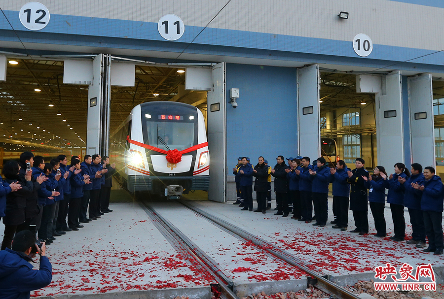 鄭州地鐵試運(yùn)營(yíng)首班車(chē)駛出車(chē)庫(kù)