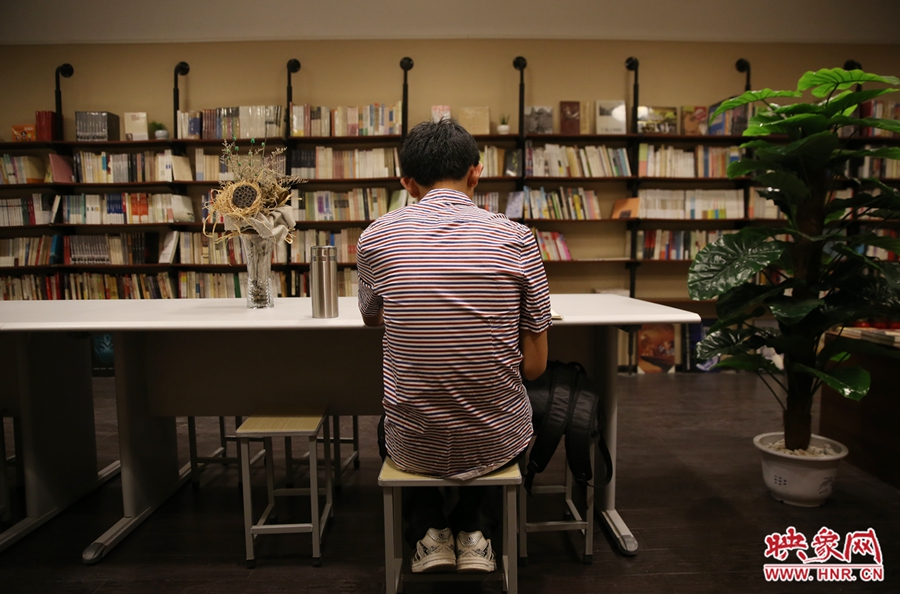 5月23日晚，鄭州一家24小時（周五、周六）書店?duì)I業(yè)。慕名而來的客人在看書。