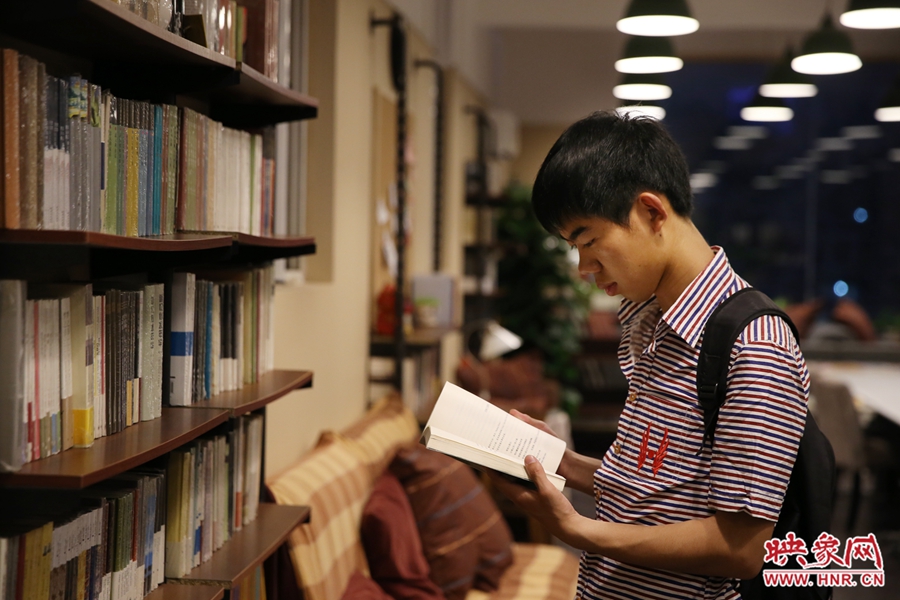 袁丙鵬，22歲，某大學(xué)大三學(xué)生：在適合的環(huán)境里看書，才能看出境界。