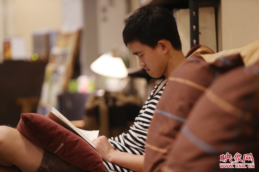 徐浩然，24歲，圖書編輯：在書店看紙質(zhì)書，意境會更深一些。